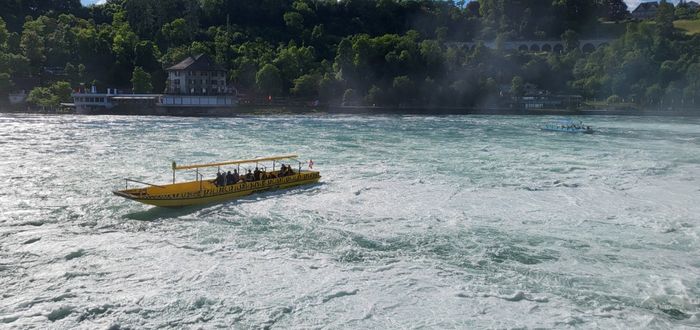 Paseo en bote en cataratas de Suiza