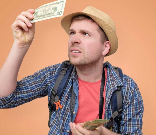 chico-revisando-dinero