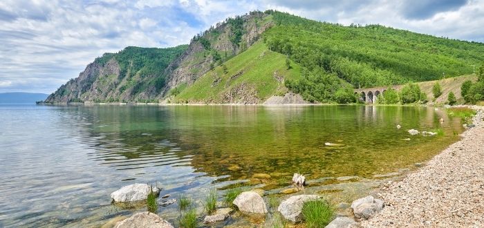 Lago siberiano durante meses vacacionales