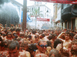Fiesta de La Tomatina: la batalla roja Fiesta de La Tomatina, la lucha roja de Buñol