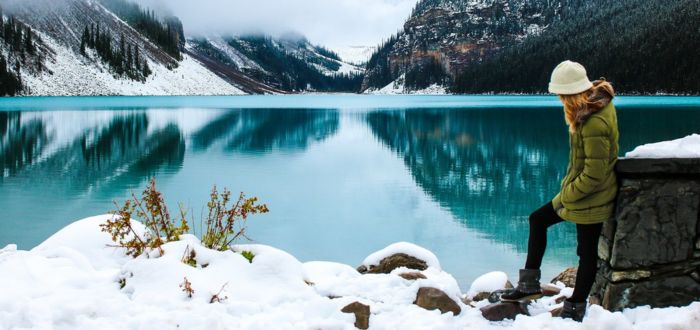 Turista en lago helado | Razones para amar los viajes