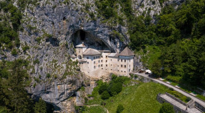 Castillo de Predjama en Eslovenia