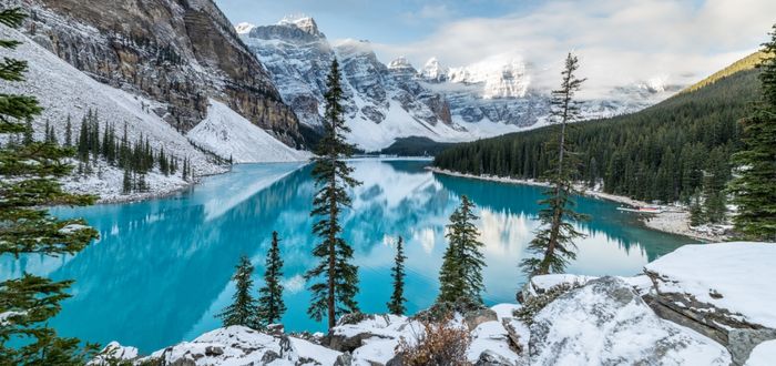 Lago nevado en Canadá