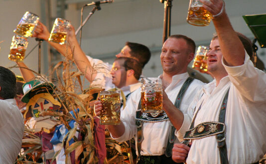 Oktoberfest, cerveza, salchichas y trenzas