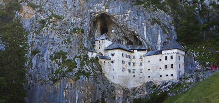 Características do Castelo de Predjama na Eslovênia