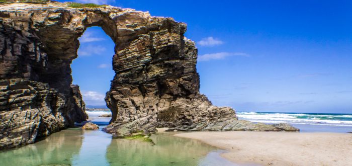 Formaciones naturales en playa de Galicia, España