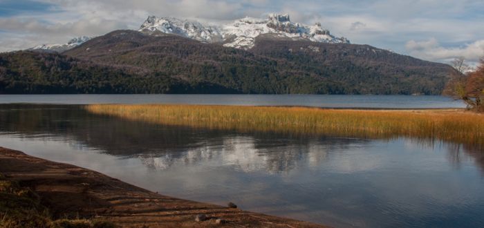 Vista panoramica de lago en Argentina