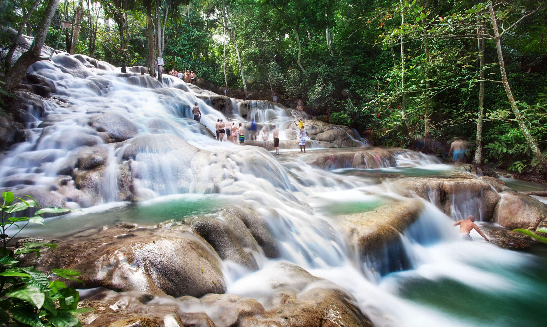 Las Preciosas Cataratas Escalables De Jamaica El Viajero Feliz 