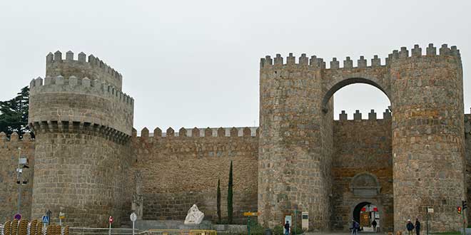 Puerta-en-la-muralla-de-Avila