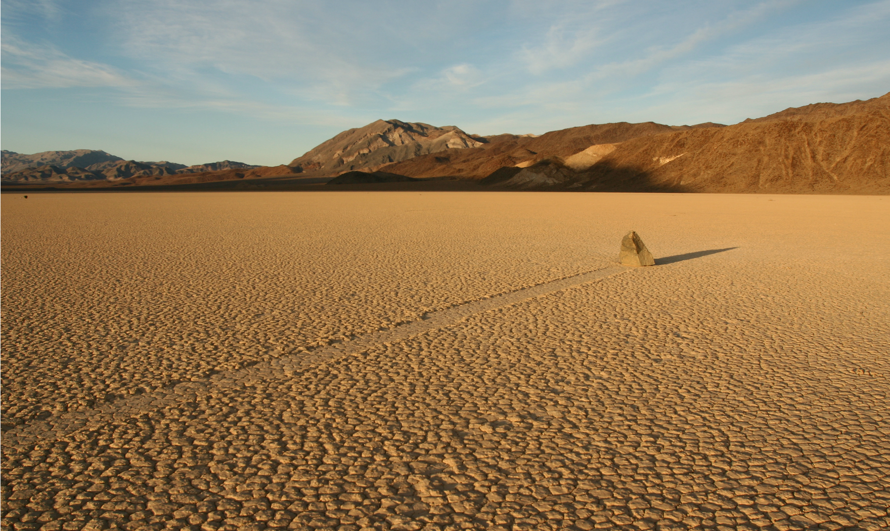 Самая большая пустыня на планете земля. Озеро Рейстрэк-Плайя Долина смерти. Долина смерти Мохаве. Рейстрек-Плайя, США. Пустыня Мохаве Долина смерти.