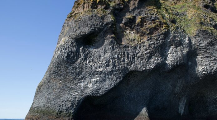 Isla de Heimaey, entre volcanes y elefantes de roca