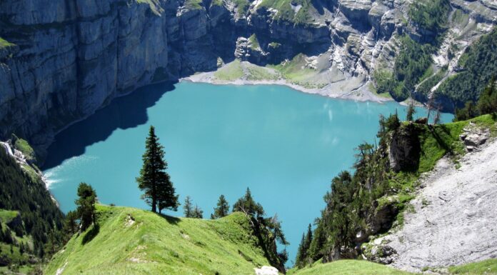 Lago Oeschinen, belleza bajo la montaña