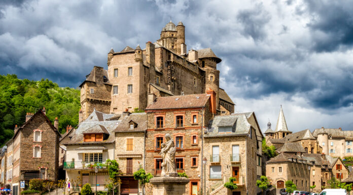 Estaign bonito pueblo medieval en Francia