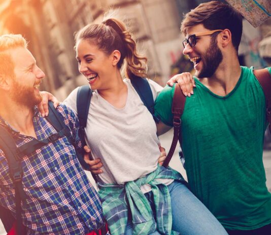 Ventajas de hacer amigos durante un viaje