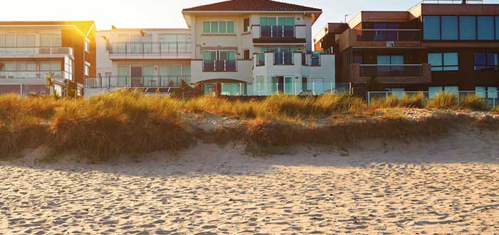 Las ciudades con playa más baratas para buscar casa 