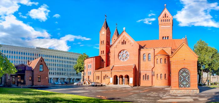 Qué ver en Minsk, Iglesia de los Santos Simón y Elena