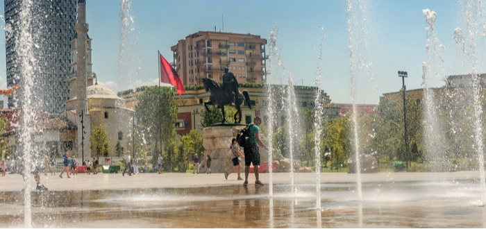 Qué ver en Albania, Plaza Skanderbeg
