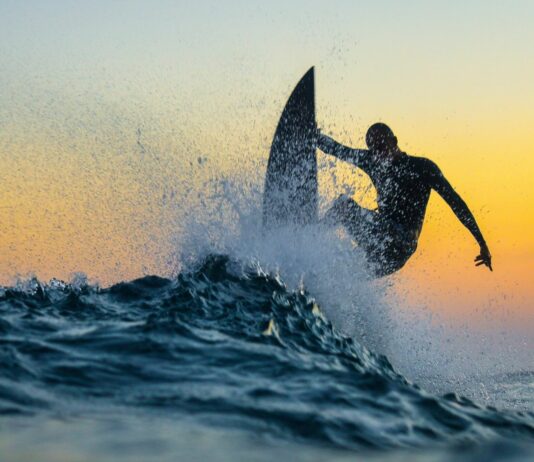 Las mejores playas ara deportes acuáticos en España