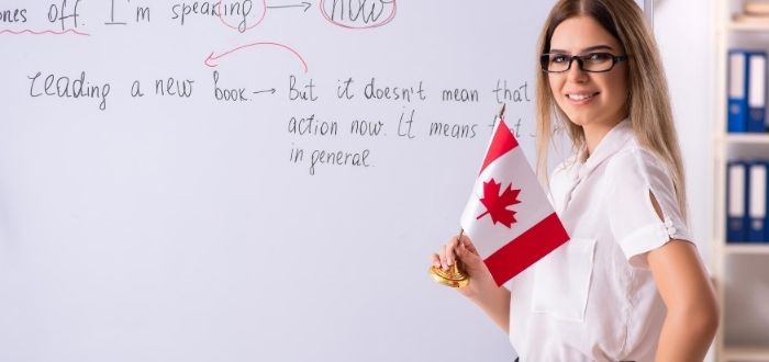 Profesora en aula de clases canadiense