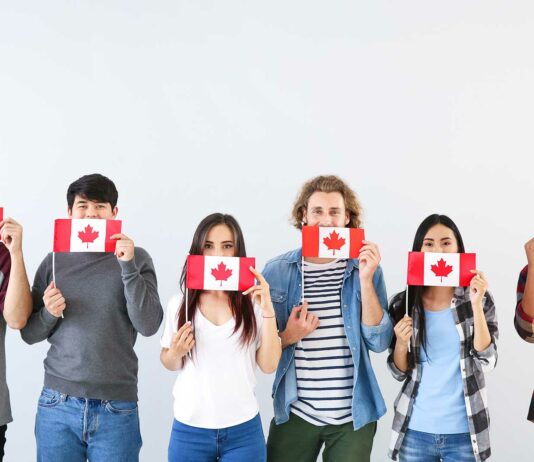 grupo-de-jóvenes-con-bandera-de-canadá