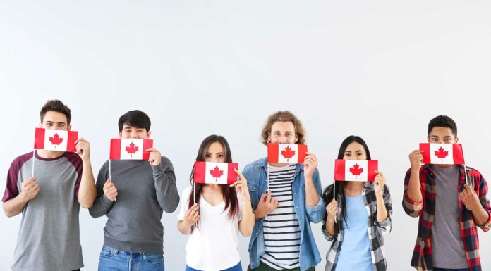 grupo-de-jóvenes-con-bandera-de-canadá