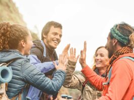 grupo-de-jovenes-mochileros