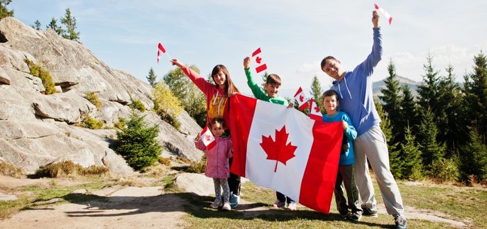 Familia celebrando Canadá Day