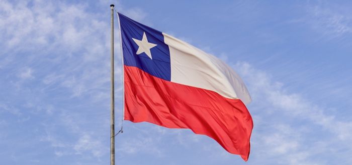 Bandera chilena izada en fiestas patrias