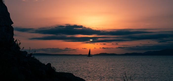 puesta de sol en un velero