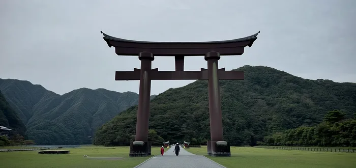 El enorme torii gris de Oyunohara, antiguo emplazamiento del santuario Kumano Hongu Taisha, símbolo del origen sintoísta del Kumano Kodo frente al Camino de Santiago.