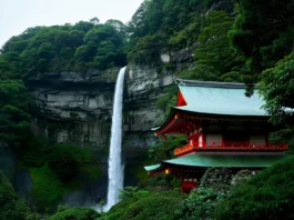 La pagoda bermellón de Seiganto-ji frente a la cascada Nachi, la imagen más icónica del Kumano Kodo en Japón.