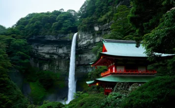 La pagoda bermellón de Seiganto-ji frente a la cascada Nachi, la imagen más icónica del Kumano Kodo en Japón.