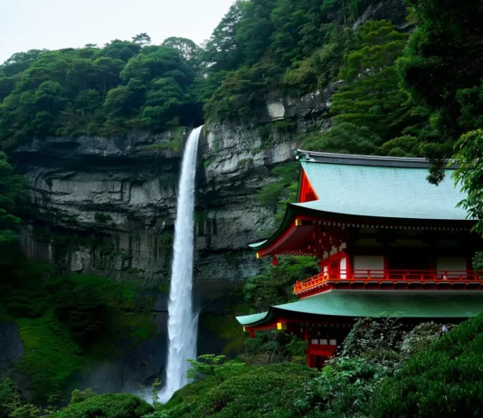 La pagoda bermellón de Seiganto-ji frente a la cascada Nachi, la imagen más icónica del Kumano Kodo en Japón.