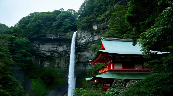 La pagoda bermellón de Seiganto-ji frente a la cascada Nachi, la imagen más icónica del Kumano Kodo en Japón.