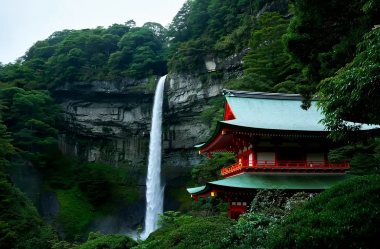 La pagoda bermellón de Seiganto-ji frente a la cascada Nachi, la imagen más icónica del Kumano Kodo en Japón.
